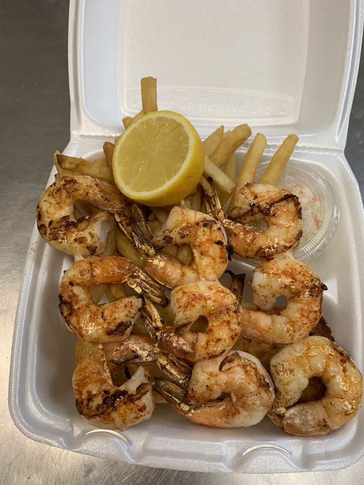 Grilled shrimp with fries and a slice of lemon